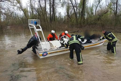 SPASILI 30 MIGRANATA IZ SAVE Dio u bolnici, bez te&zcaron;ih ozljeda: Helikopter kru&zcaron;i nad terenom!