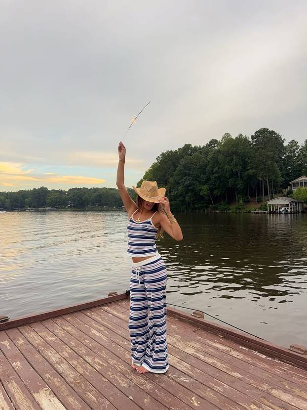 FOTO Ashlee ne prestaje privlačiti poglede: Radi za hit brend bikinija i pokazuje obline