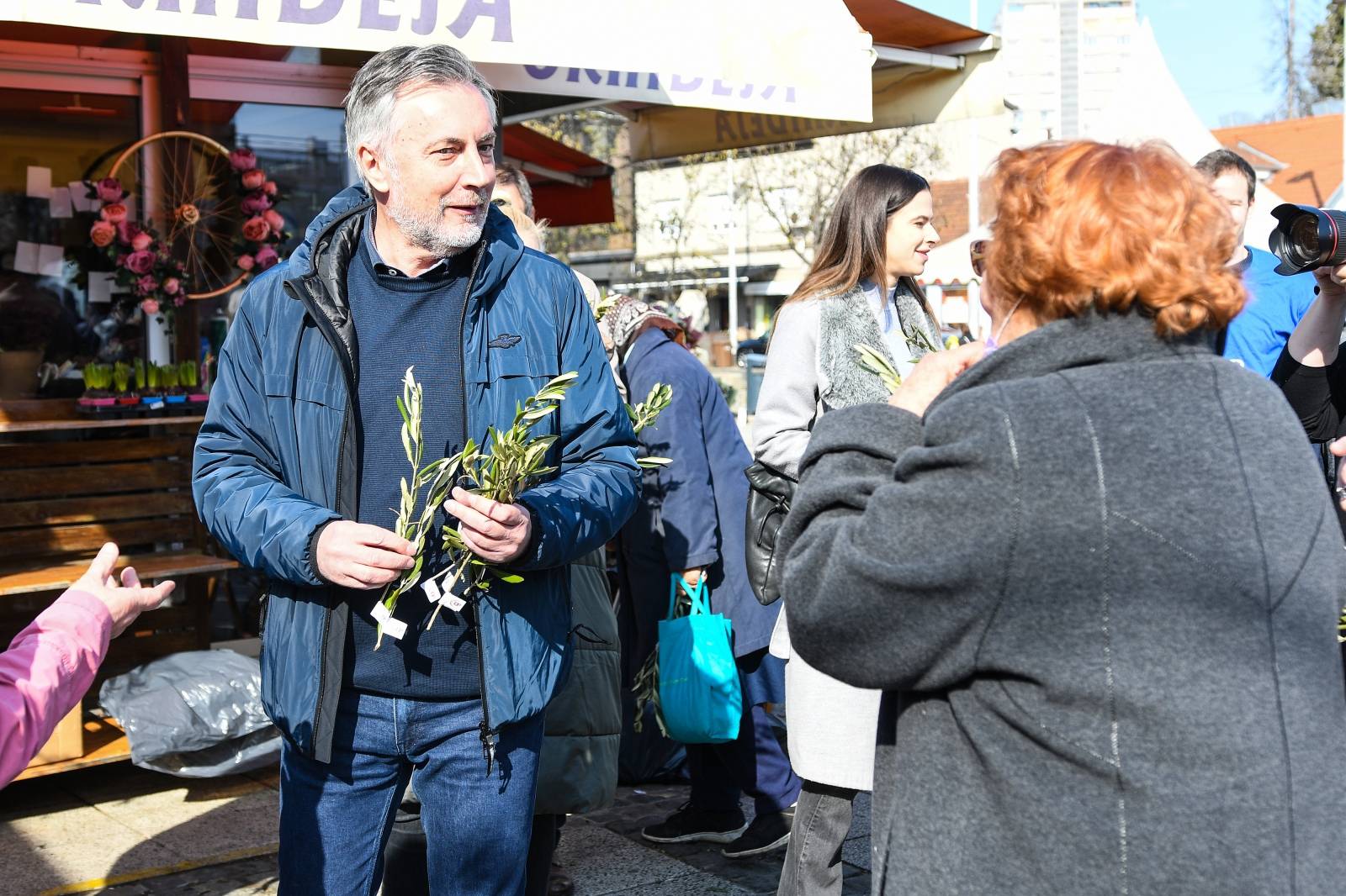 Zagreb: Miroslav Škoro građanima dijelio maslinove grančice