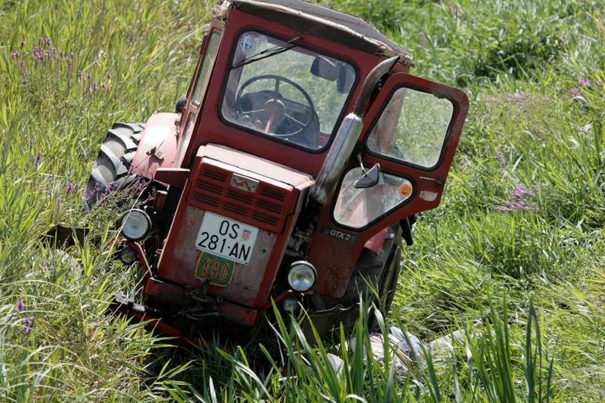 Vladislavci: Muškarca (74) u polju prignječio traktor