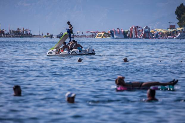Makarska:  Gužva na glavnoj plaži u Makarskoj