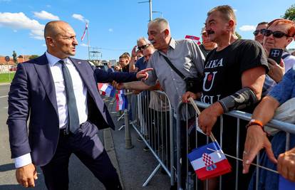 Sve ministre smo pitali kako bi uzvratili Anušiću na stari ustaški pozdrav ‘Za dom’. Hrabro šute