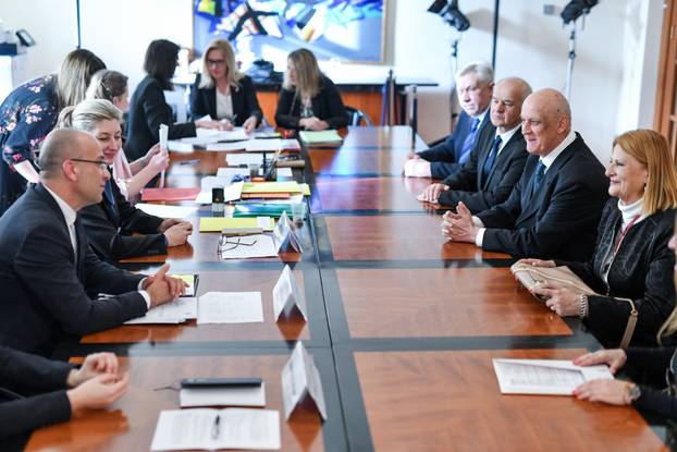 Zagreb:  Ljubo Ćesic Rojs, Hrvatsko bilo predali kandidature DIP-u.