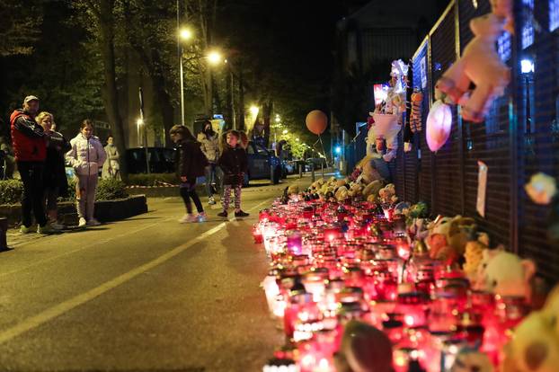 Građani ispred Klaićeve bolnice u Zagrebu ostavljaju plišane igračke i pale svijeće za preminulu djevojčicu
