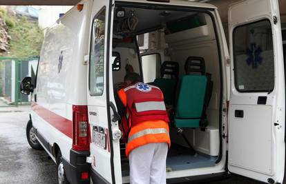Trogir: Na radnika pao dio dizalice i teško ga ozlijedio 