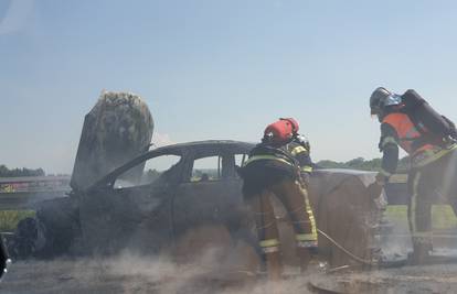 Auto se zapalio u vožnji, vozač  u šoku: 'Vatra je bila ogromna'