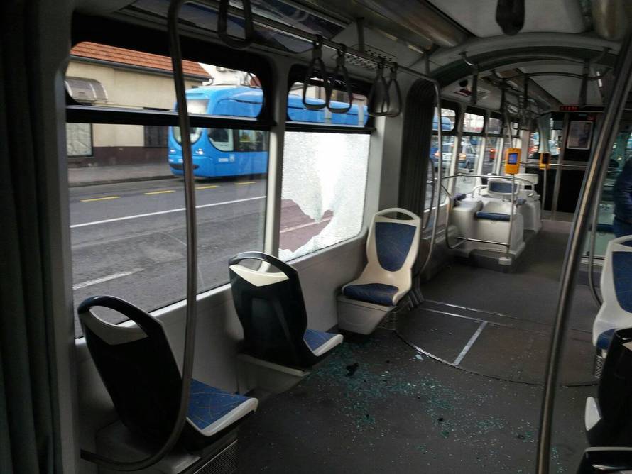 U sudaru kombija i tramvaja u Dubravi jedna osoba ozlijeđena