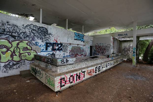 Malinska: Ruševine hotelskog naselja Haludovo