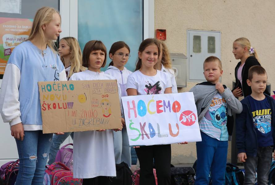 Zagreb: Prosvjed roditelja i djece Donjeg Dragonošca koja nastavu pohađaju u vatrogasnom domu