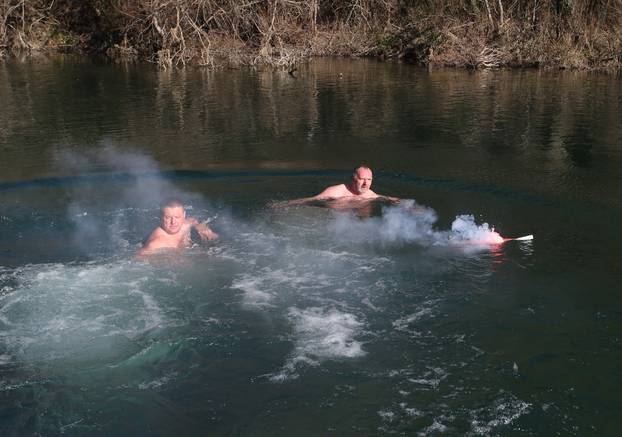 Trnbusi: NovogodiÅ¡nje kupanje u hladnoj Cetini