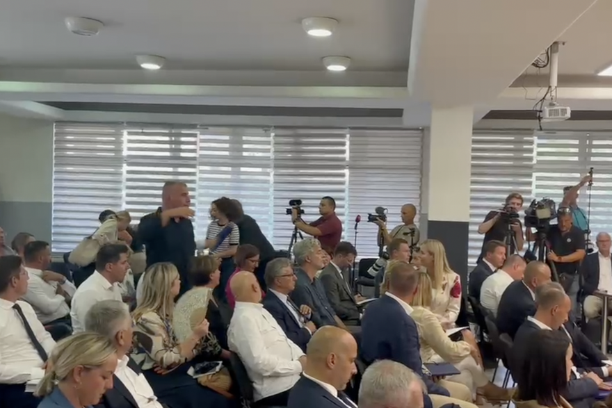 Ljutiti gra&dstrok;ani Gospi&cacute;a napustili sjednicu