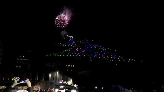 Pogledajte snimku divovskog božićnog drvca na brdu u Italiji: 'Radovi su trajali tri mjeseca'