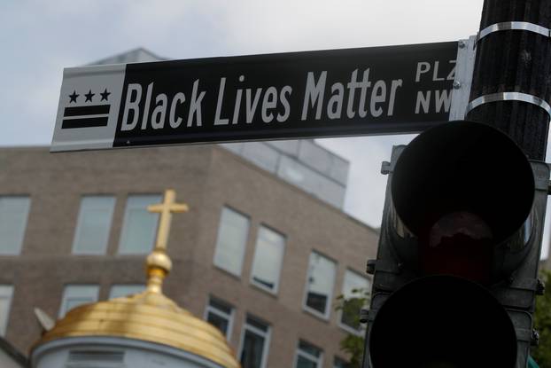 Na cesti ispred Bijele kuće stoji ogromni natpis 'Crni životi su bitni', velik je nekoliko blokova