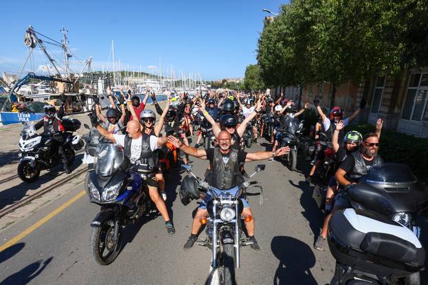 Defile motorista kroz PUlu