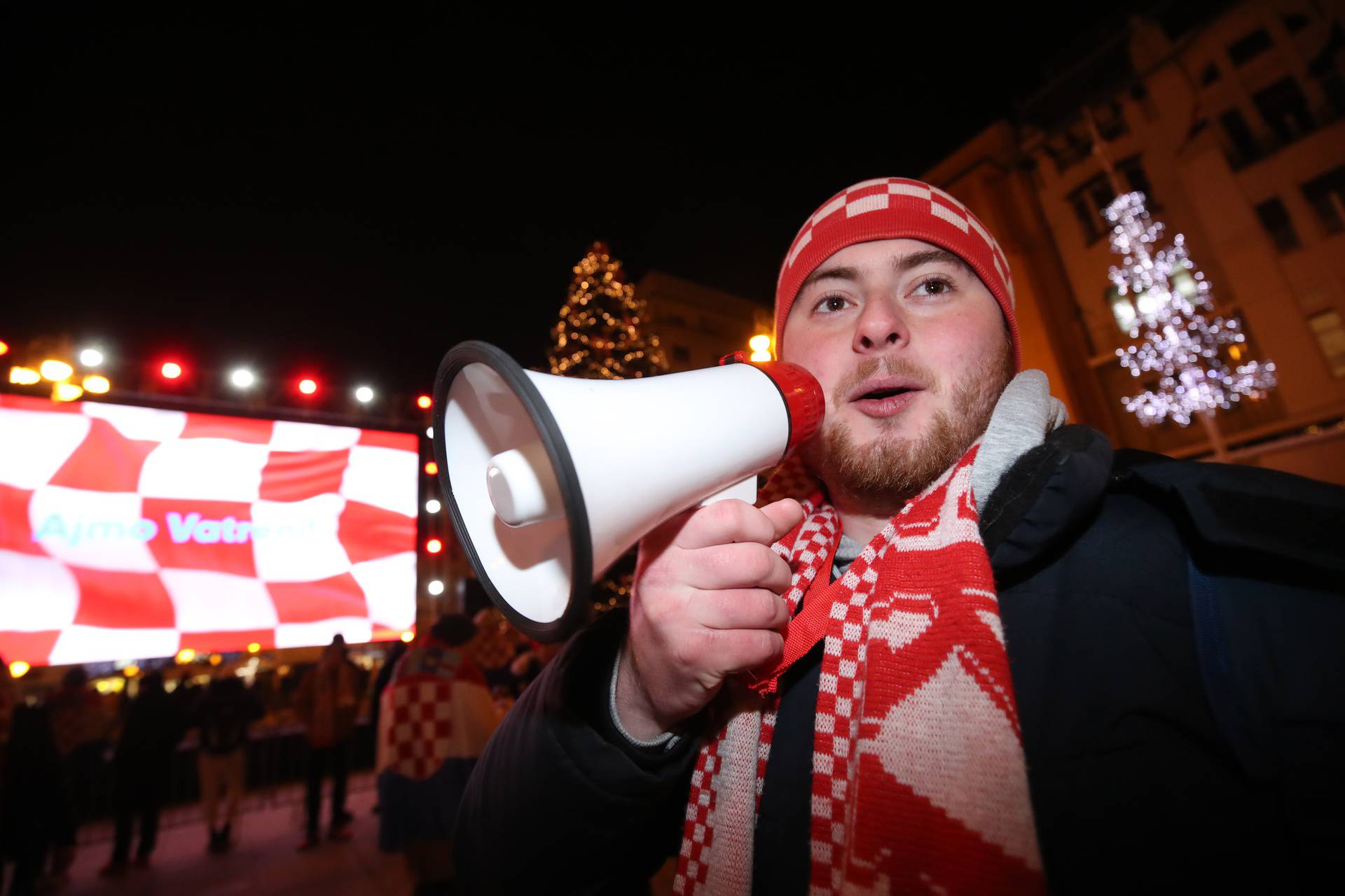 Zagreb: Navijači se okupljaju na Trgu bana Jelačića prije početka utakmice između Hrvatske i Argentine