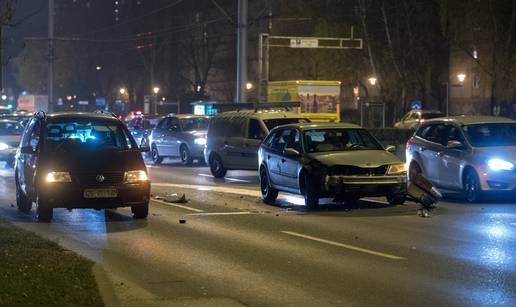 Sudar dva automobila blokirao pola Avenije i stvorio gužvu