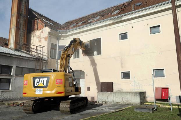 U Petrinji su danas počeli radovi na uklanjanju oštećenih objekata