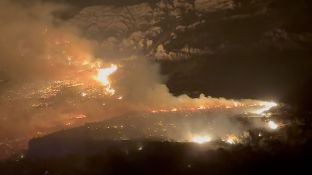 FOTO Strašan požar kod Omiša. U pomoć dolaze vatrogasci iz Dubrovnika, Zadra i Šibenika