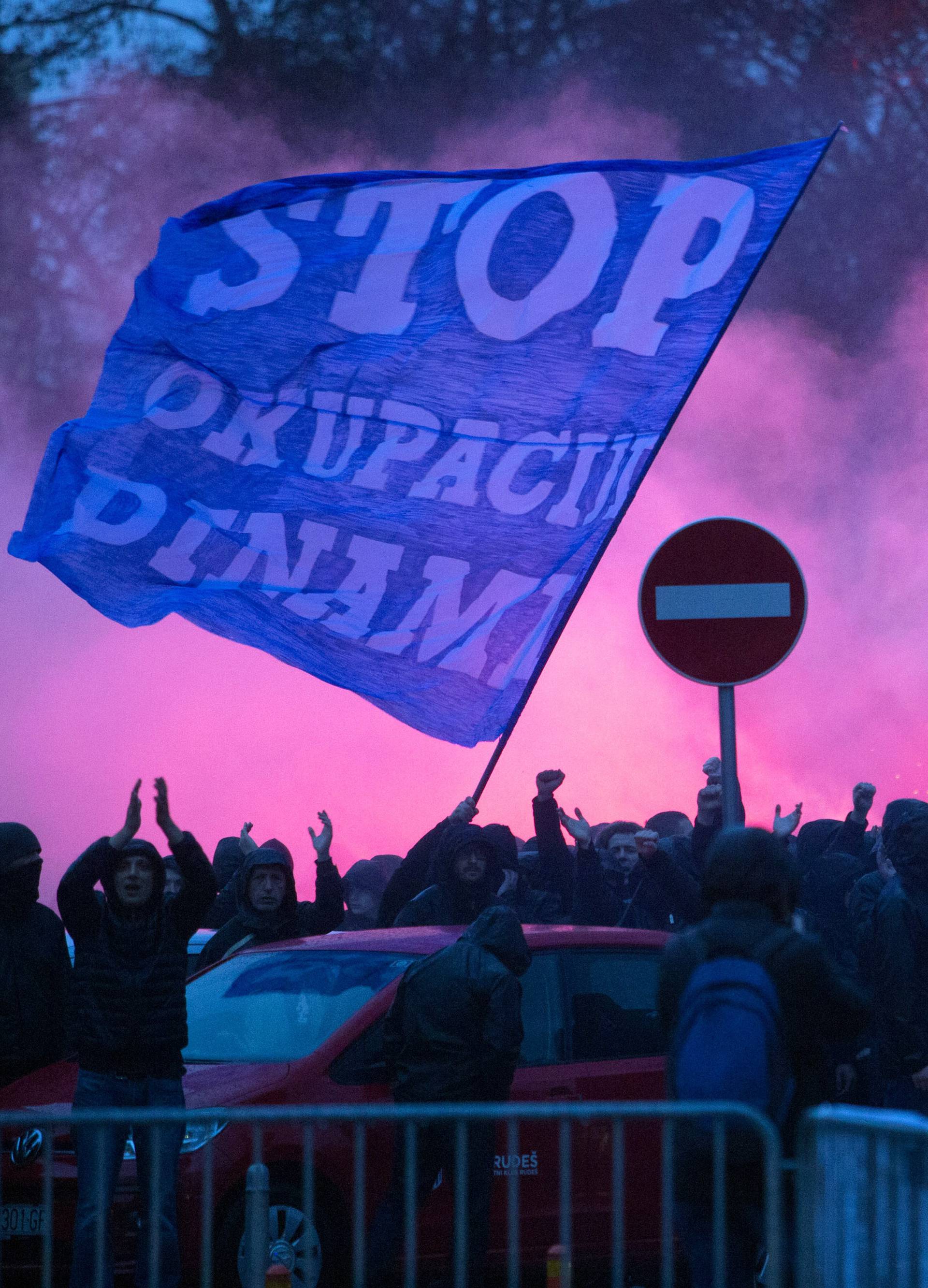 Dinamovci na terenu, Boysi na ulici: Svetinja nije na prodaju!