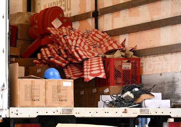 Zagreb: Ukrašavanje glavnog bora u gradu