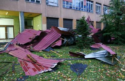 Kao u filmovima: Oluja sa zgrade odnijela pola krova