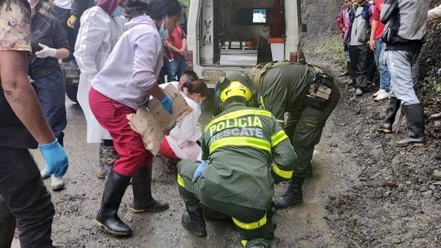 Odron tla u Kolumbiji zatrpao autobus: Najmanje 33 mrtvih