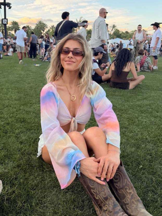 FOTO Becca Moore izazvala kaos na internetu: Iako vodi podcast, svi lude zbog njezinih fotki