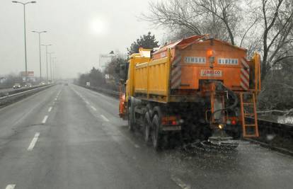 Nijemci sol protiv leda na cesti zamjenjuju vodom iz krastavaca