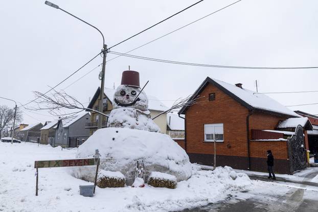 Bijelo Brdo: Napravljen  snjegović od otprilike sedam metara visine.