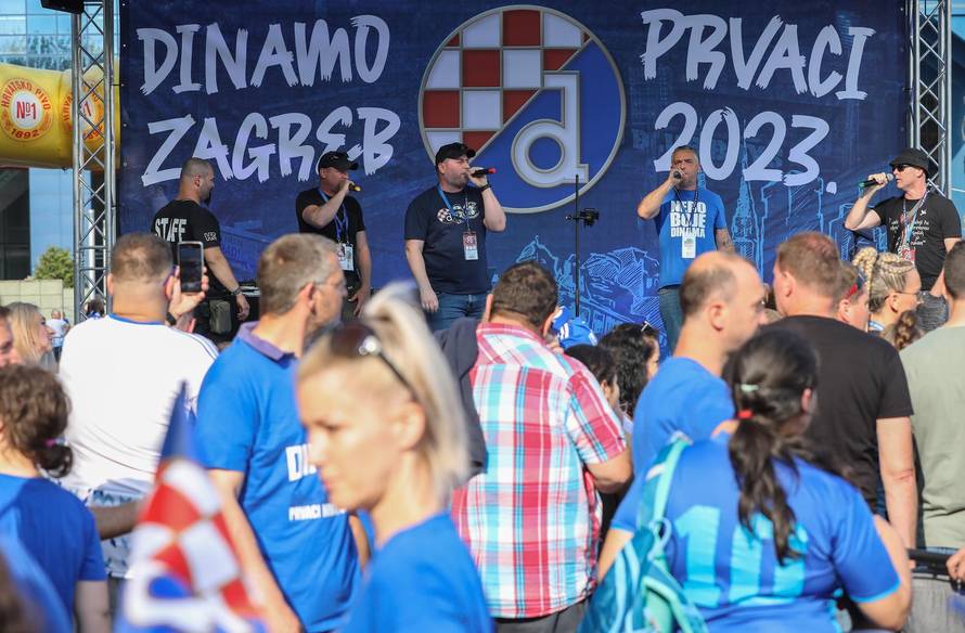 Zagreb: Navijači se okupljaju u fan zoni stadiona Maksimir prije utakmice Dinamo - Gorica