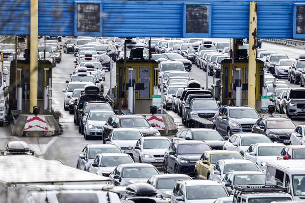 Početak skijaškog tjedna i kraj blagdana uzrok je gužve na graničnom prijelazu Bregana