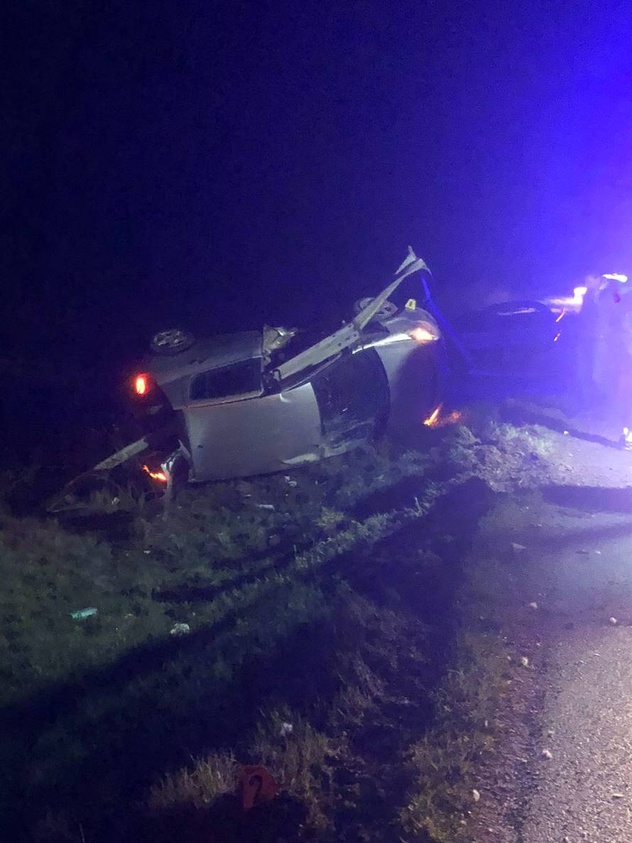 Autima kod Bjelovara završili na krovu, ozlijeđeno dvoje ljudi