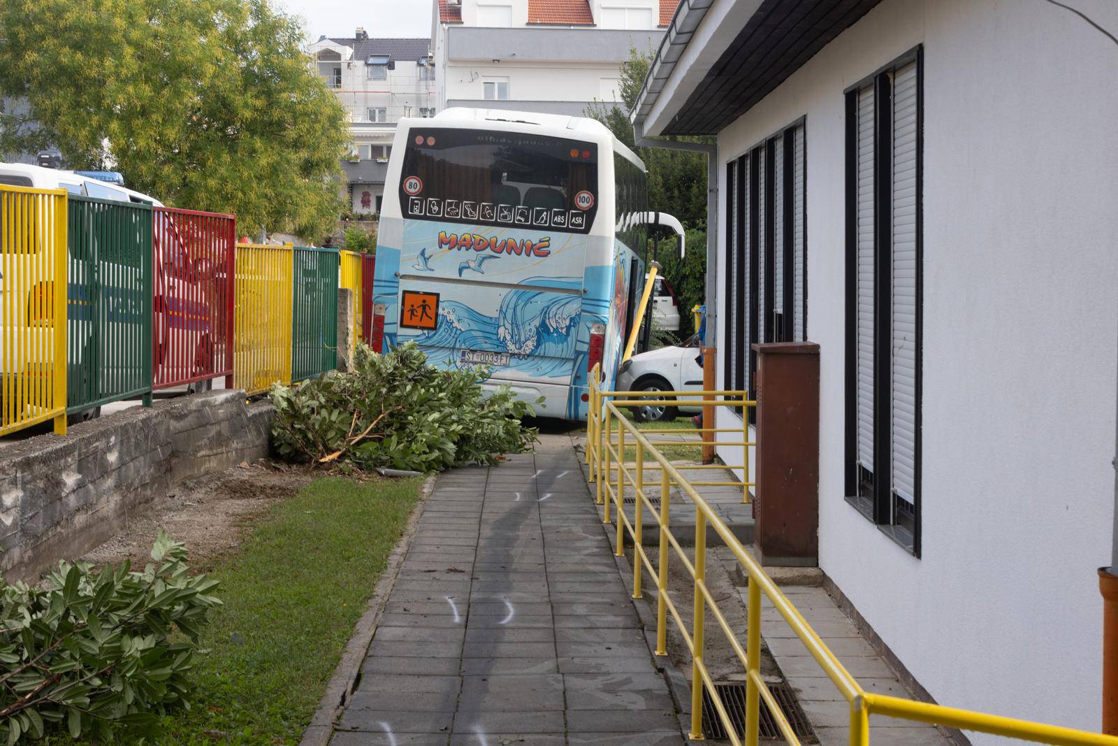 Sinj: Autobus uletio u dvorište dječjeg vrtića