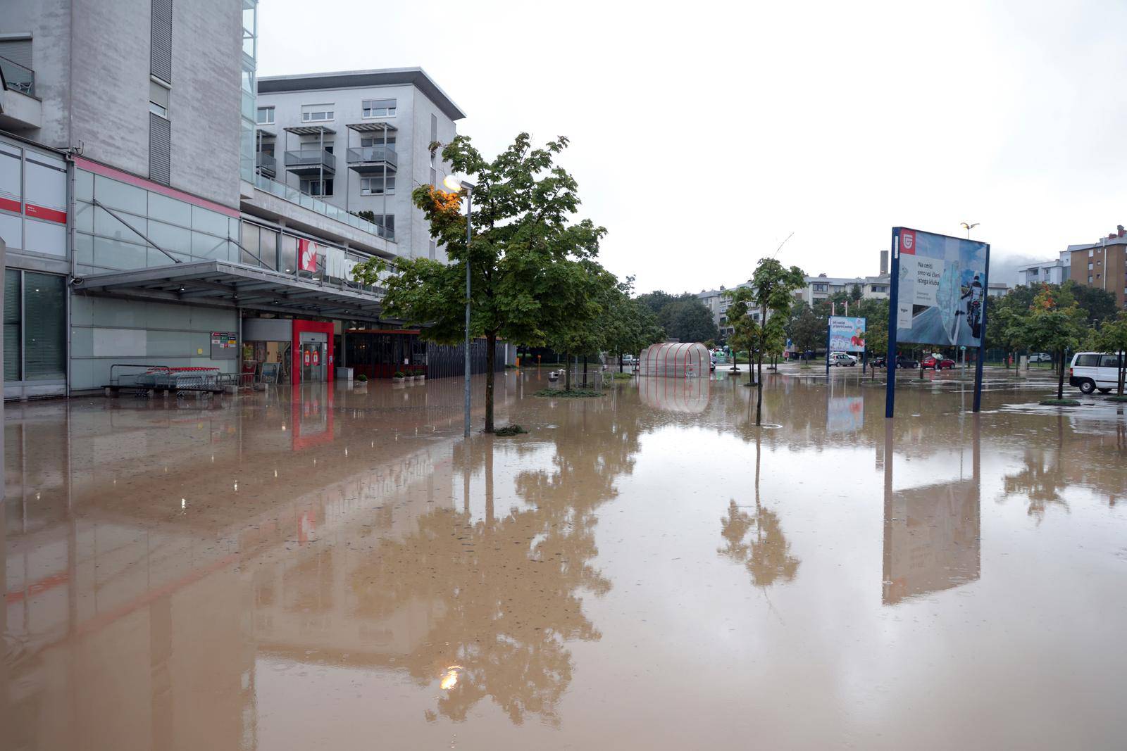 Sora kod Kranja: Građani saniraju štete nastale od poplave 