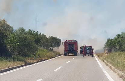 VIDEO Požar kod Šibenika,  zatvorili ceste: 'Vjetar je jak'