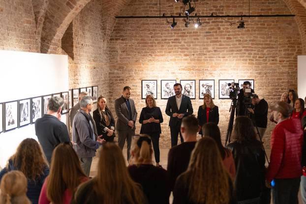 Osijek: Svečano otvorenje izložbe fotografija fotoreporterke Pixsella Emice Elveđi "Srce za Afriku"