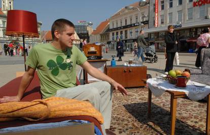 Osijek: Stavio je sobu nasred trga i prolaznicima kuha kavu