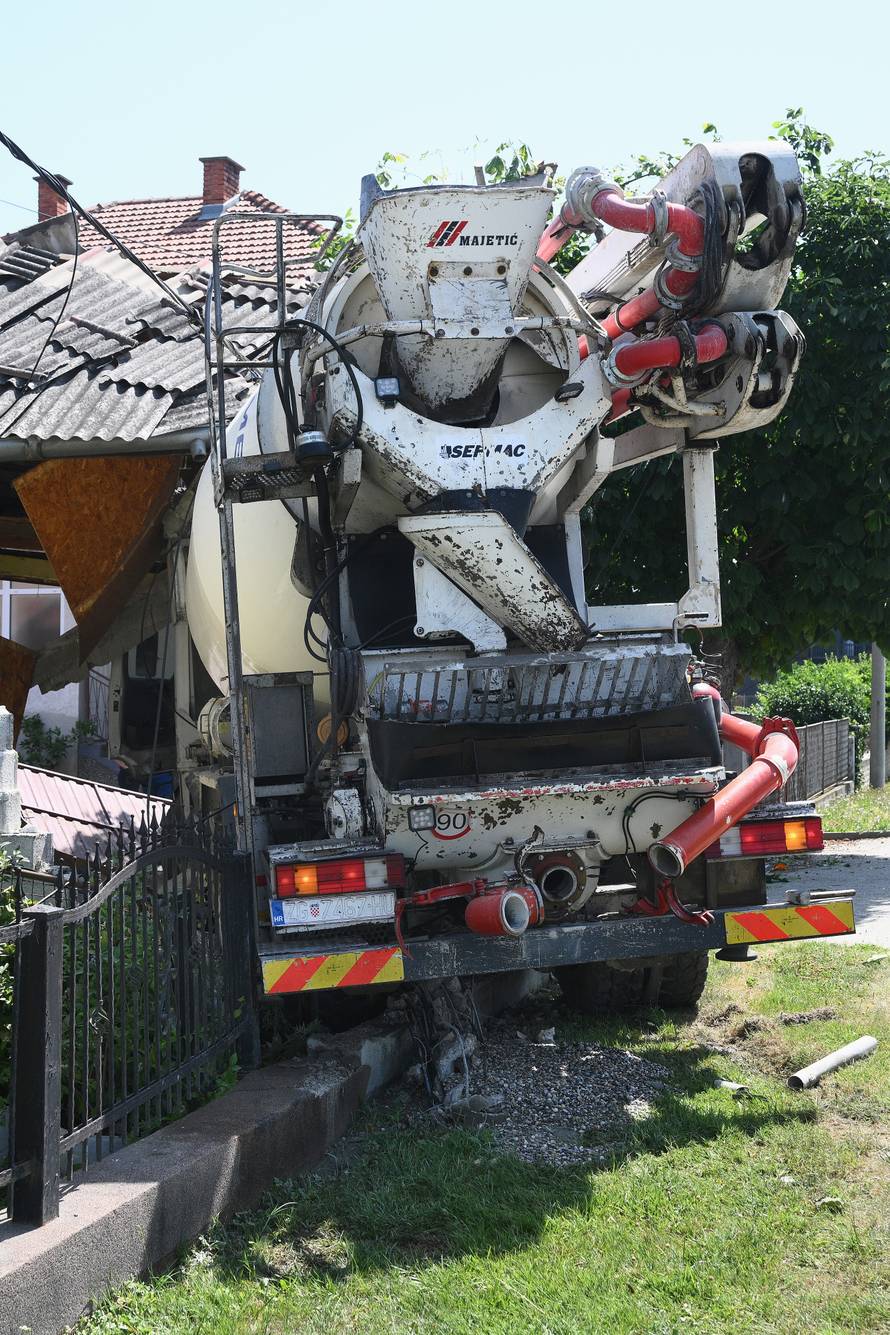 Zagreb: Kamion naletio na kuću u Botincu