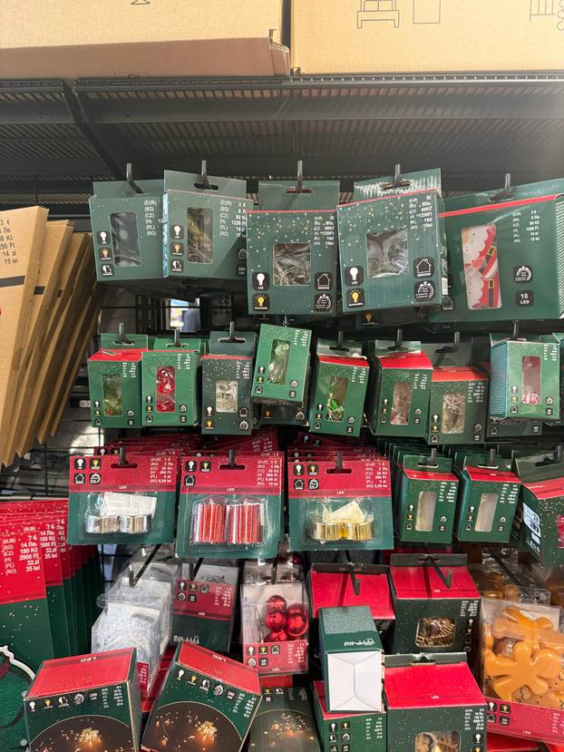 FOTO Trgovci su izvukli božićne ukrase! Pogledajte što se nudi, snježne kugle idu i za 74 eura...