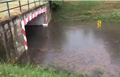 Poplavio podvožnjak, dvoje je ljudi zaglavilo u autima. Vojnik i policajac su ih uspjeli izvući van