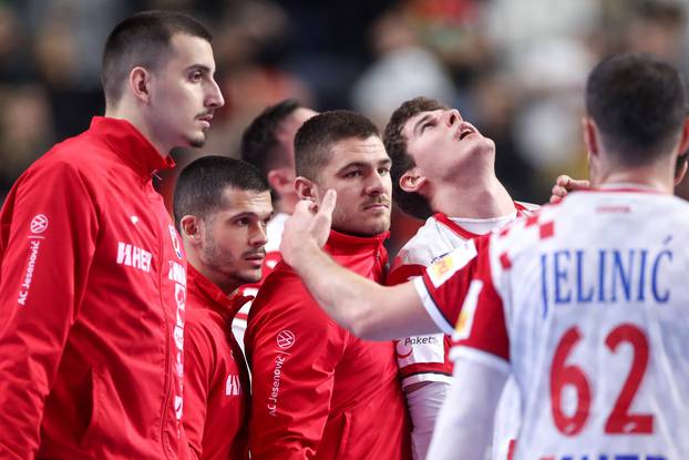 Koeln: Razočarani rukometaši Hrvatske nakon izgubljene utakmice na EP od Francuske 