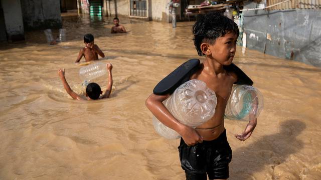 Flooding following super typhoon Man-Yi in Nueva Ecija