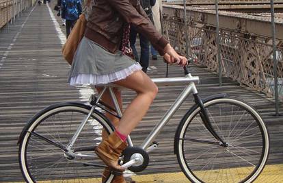 Policija kaznila ženu na biciklu, minica mogla izazvati nesreću