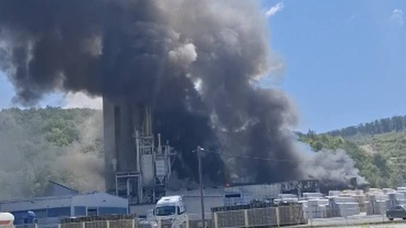 VIDEO Tvornica kraj Daruvara gori satima, svjedok: 'Krenulo se dimiti iz solarnih panela'