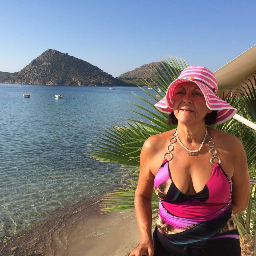 Divlje na selu: Nada je skinula haljinu i pokazala gole grudi