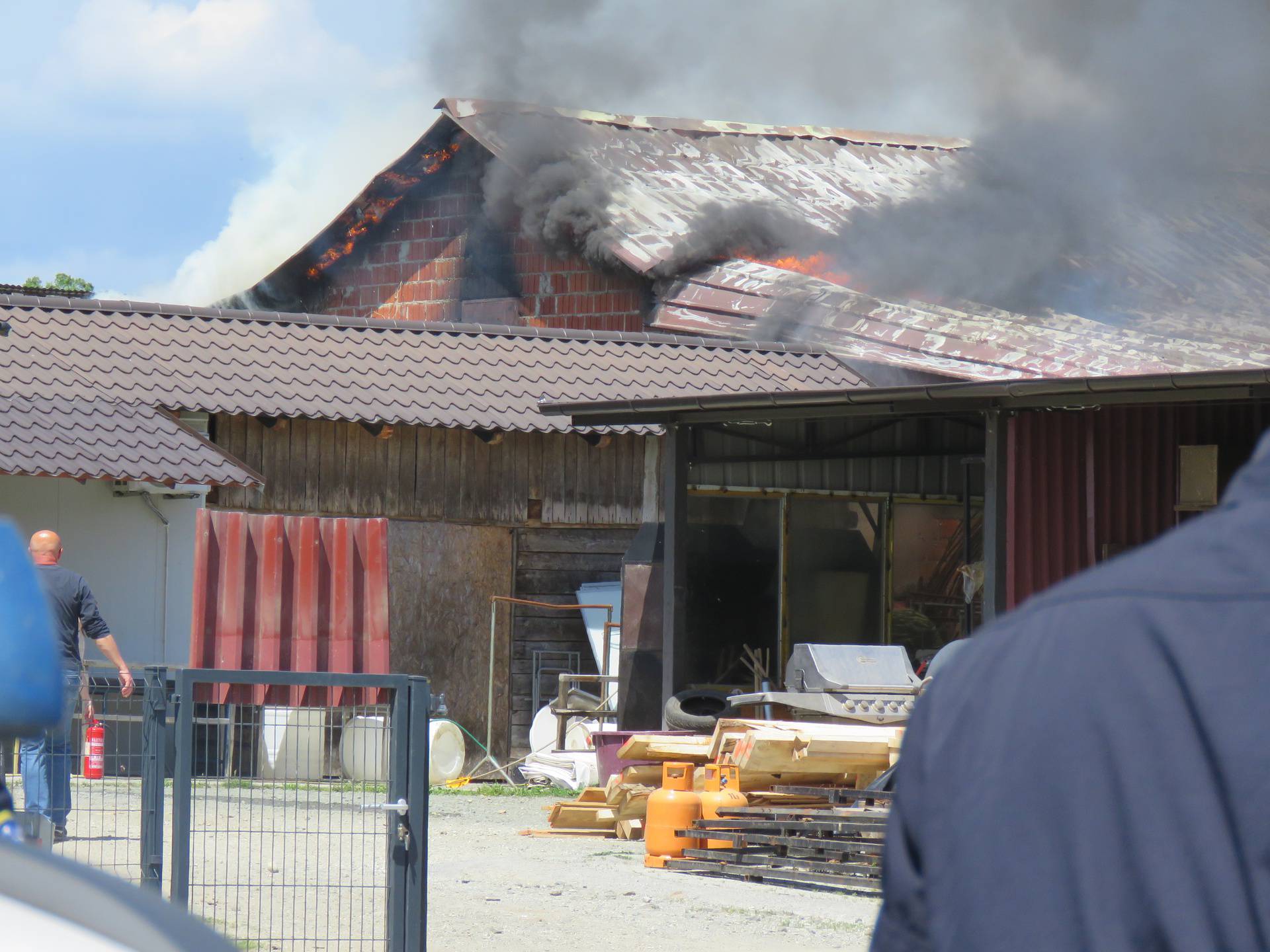 Požar kod Požege: Izgorio dio stoke i poljoprivredni strojevi