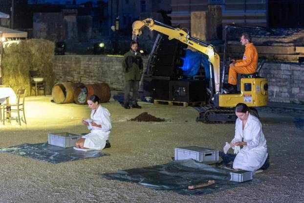 Pula: U Malom rimskom kazalištu odigrana je predstava "Antigona - 2000 godina kasnije"