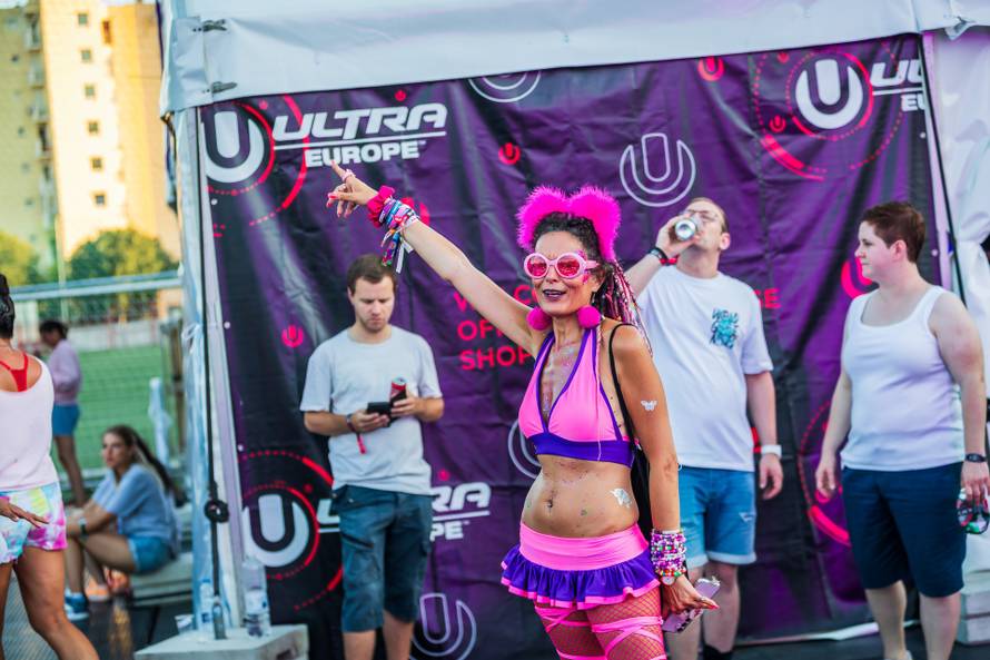 Split: Okupljanje posjetitelja prije otvaranja 10. Ultra Europe festivala