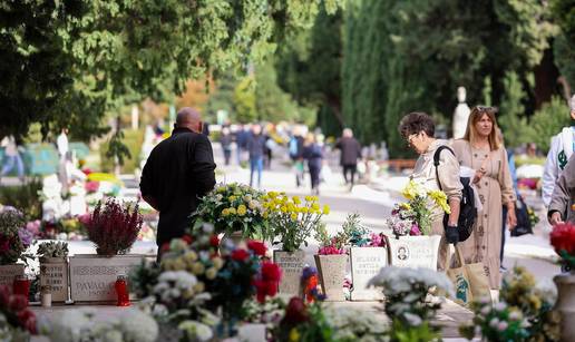 FOTO Građani od ranih jutarnjih sati pristižu na groblja u Splitu