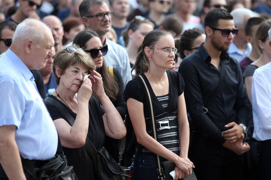 Bakljada na Mirogoju: Obitelj i prijatelji oprostili se od Capara